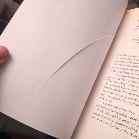 Set of 2 large paperback Tom Clancy Novels. - Picture 4 of 16